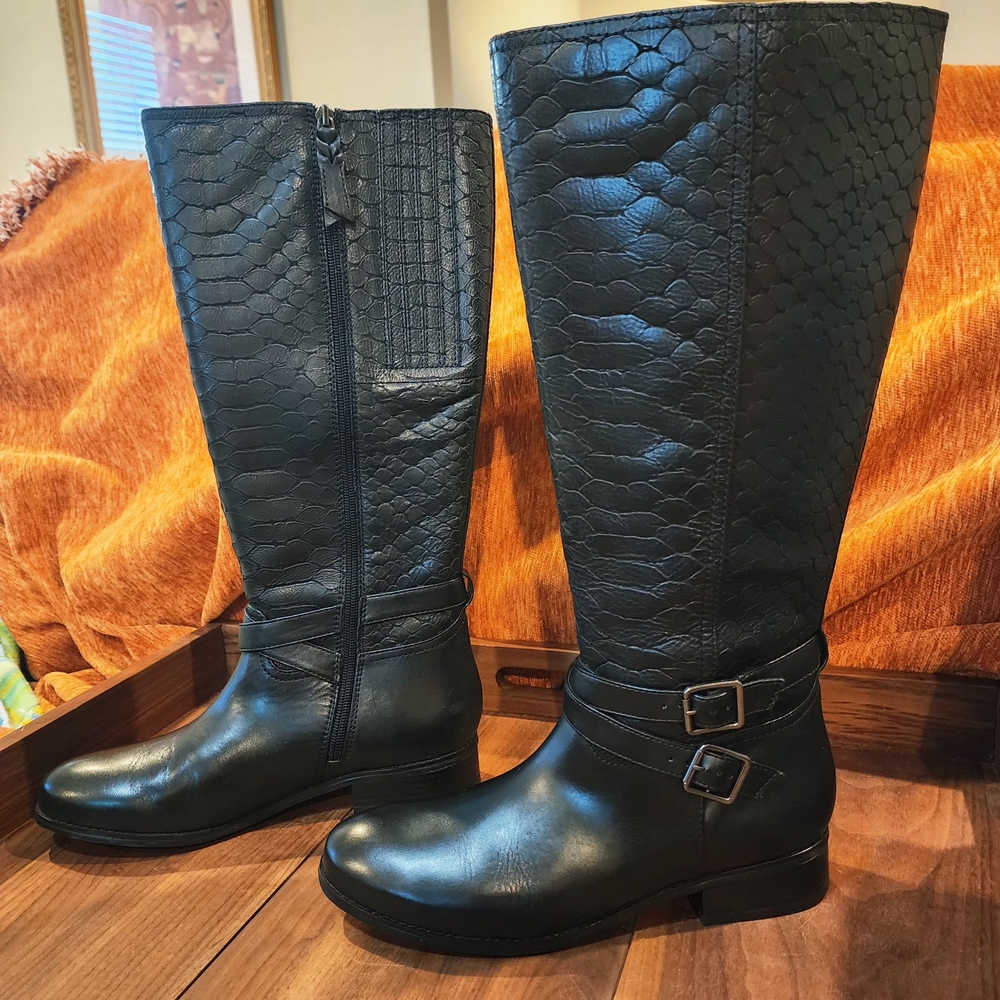 Trotters Black Croc-Embossed Heeled Boots